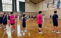 踊り練習　中学生と輪になって